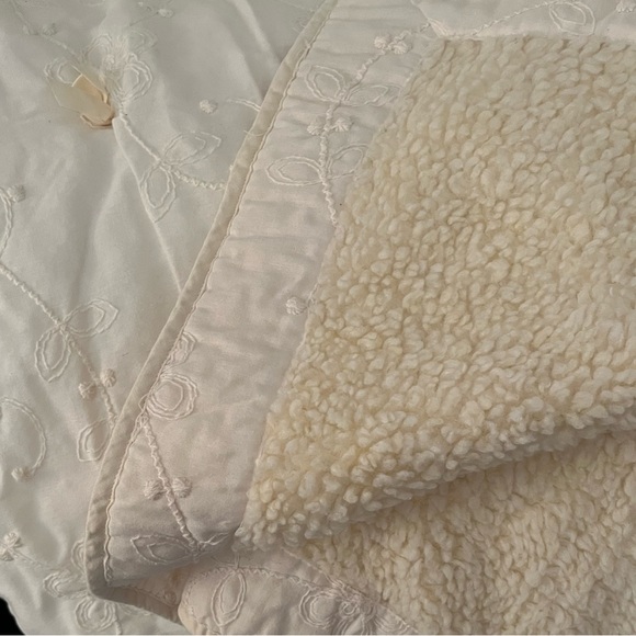 Crib size comforter and blanket set (2 blankets, different weights). Off… - Picture 15 of 16